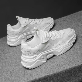 The Same Style of Sports Shoes for Men and Women